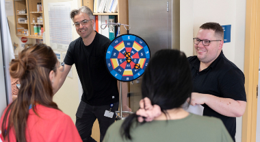 Christian Béland, conseiller en prévention et contrôle des infections, et Jean-Philippe Richard, chef d’unité en médecine, animant le jeu de la cible.