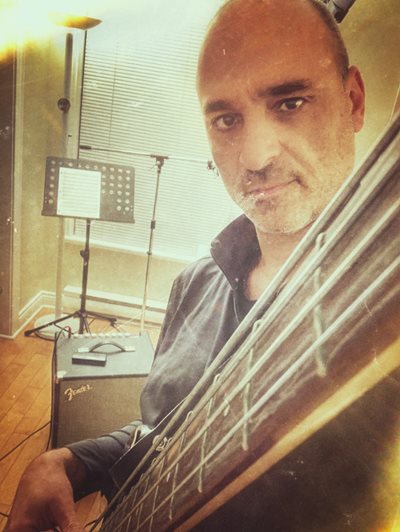 Photo de Uc Gingras qui joue de la basse électrique.