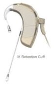 Accessoire M Retention Cuff d'Advanced Bionics installé sur le processeur. Source: Image utilisée avec l'autorisation d'Advanced Bionics. Processeur d'implant cochléaire muni d'un crochet transparent et pliable pour faciliter le maintien sur l'oreille.