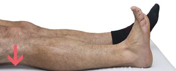 Démonstration de l'exercice 1, une flèche montre qu'il faut bien que le genou soit écrasé dans le matelas.