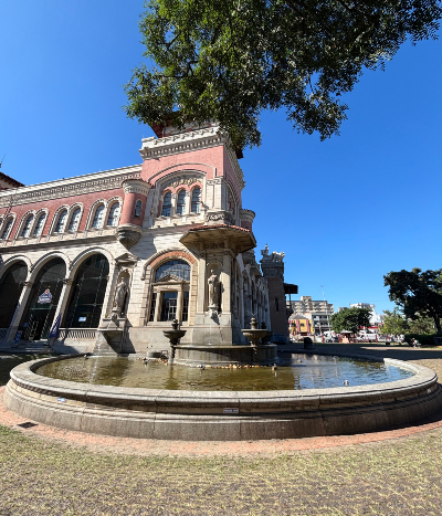 Le Museu Catavento est un musée des sciences situé à São Paulo. Source : Barbara Ramirez. Photo du bâtiment du Musée Catavento et de la fontaine qui est située devant le musée.