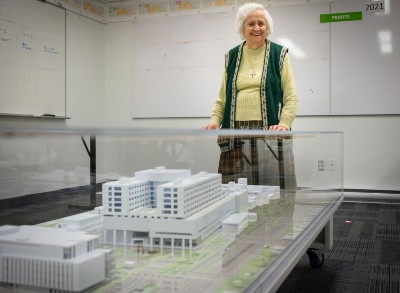 Soeur Huguette Michaud. Photo de Soeur Huguette Michaud devant la maquette du nouveau complexe hospitalier.