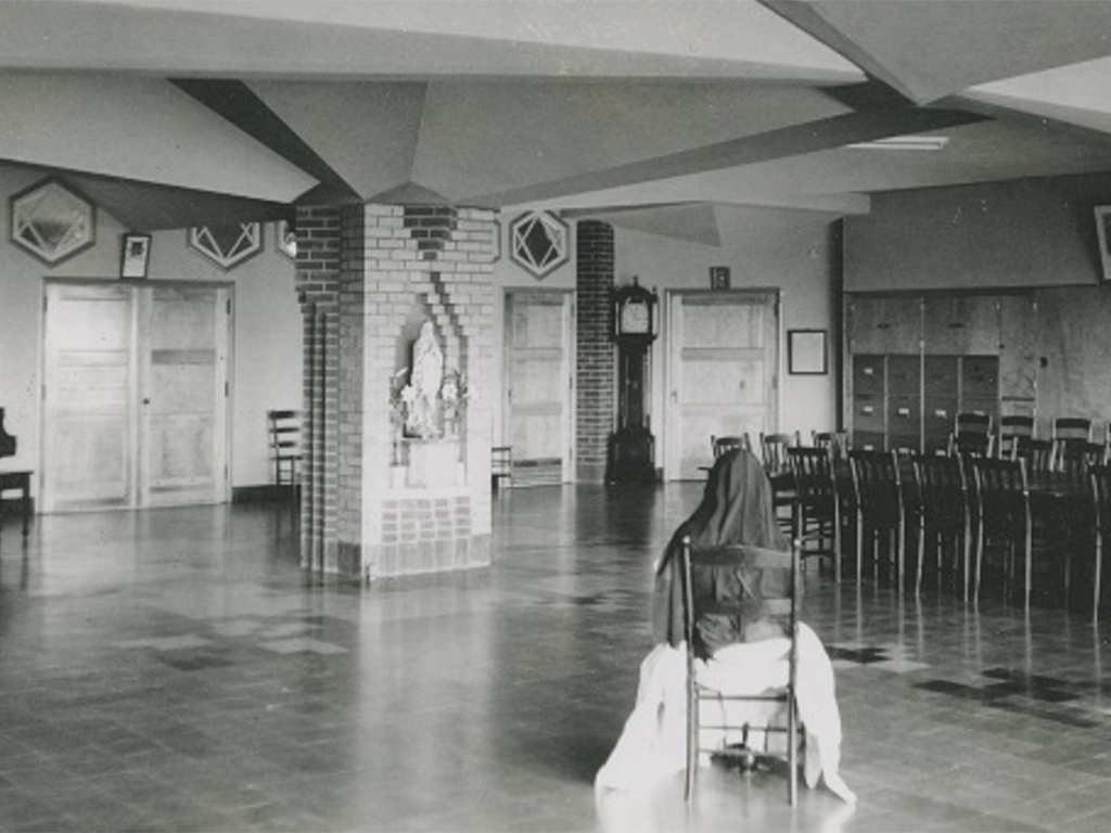 Religieuse dans la salle de la communauté, 5 octobre 1943, Chicoutimi, Le Monastère des Augustines, HDC-F1-N1-2.2:23