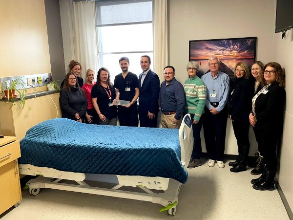 La chambre d'aide médicale à mourir du CHUL. Sur la photo, de gauche à droite : Amélie LeBrasseur, agente de planification, de programmation et de recherche à la DMSP; Dominique Guérard, cheffe d’unité de soins infirmiers 1er et 4e Sud-Est, CHUL; Cassandre Fortin, assistante infirmière chef 1er et 4e Sud-Est, CHUL; Marie-Ève Fortin, assistante infirmière chef 1er-4e Sud-Est, CHUL; Dr Jean-Philippe Pialasse, adjoint local à la cheffe du Service de soins palliatifs, CHUL; Francis Morin, vice-président exécutif à la Fondation du CHU de Québec; Mathieu Côté, président de l’Association des bénévoles du CHUL; Anne-Marie Lemire, bénévole et membre de l’Association des bénévoles du CHUL; René Vervondel, bénévole et membre de l’Association des bénévoles du CHUL; Geneviève Proulx, coordonnatrice médecine et cardiologie à la Direction médecine; Caroline Ménard, adjointe à la directrice à la Direction médecine; Audrey Gagnon, directrice de la Direction médecine. L'équipe qui a rendu l'aménagement possible au CHUL.