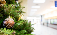 Photo d'un sapin de Noël décoré dans un corridor d'hôpital.
