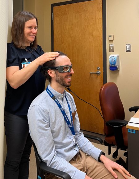 Julie Lamothe, audiologiste à l'Hôpital de l’Enfat-Jésus, et Julien Bérubé, audiologiste à L’Hôtel-Dieu de Québec, simulent le « video Head Impulse Test (vHIT) ». Photo de Julie Lamothe et Julien Bérubé, audiologistes.