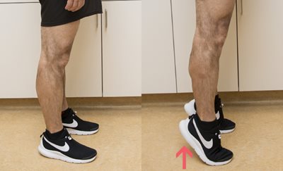 Démonstration de l'exercice 10, sur la première photo les deux pieds sont à plat et sur la deuxième les talon sont levés.