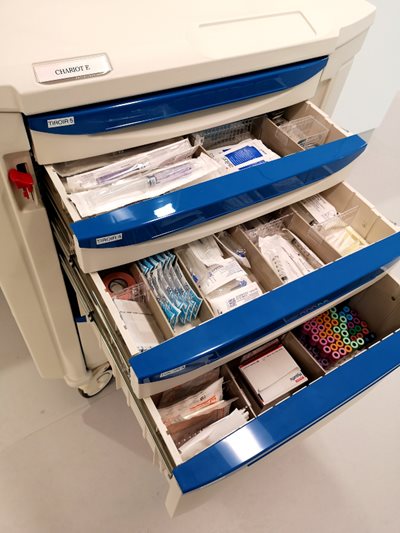 Chariot utilisé en chimiothérapie : exemple de réserve secondaire organisée par la Direction logistique.