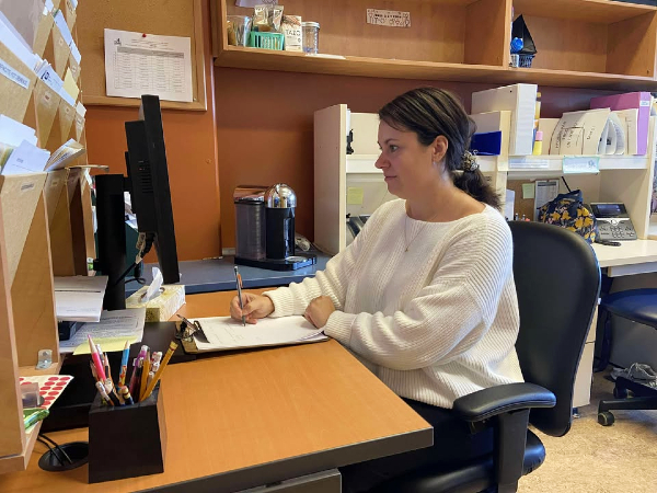 Photo de Claudie à son bureau.