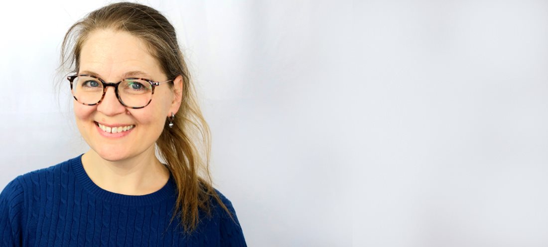 Portrait d’une jeune gestionnaire engagée au cœur de la gestion hospitalière.